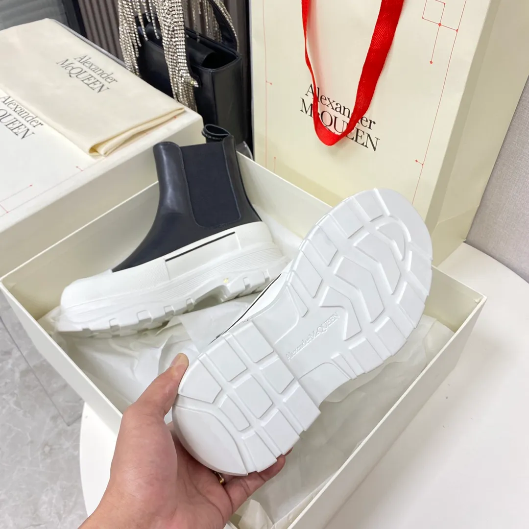 👟👟Ex-factory price 560👟👟 Women's shoe factory Alexander Mcqueen/McQueen 22 autumn and winter series Martin boots short boots, original development and the highest version. The style is simple and elegant. Another long-leg artifact. The height of the boot is just right. Highly recommended for small girls. Imported cowhide for the upper and imported sheepskin for the lining. T👟👟Ex-factory price U combination outsole Size: Women 35-40,